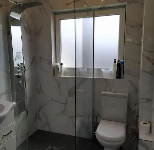 Double Ensuite Room, 1-minute Walk To Bus Stop *