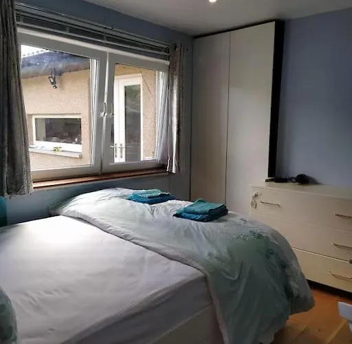 Double Ensuite Room, 1-minute Walk To Bus Stop Privatunterkunft Edinburgh