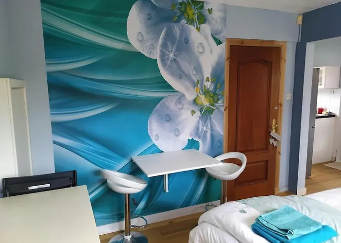 Double Ensuite Room, 1-minute Walk To Bus Stop * Edinburgh