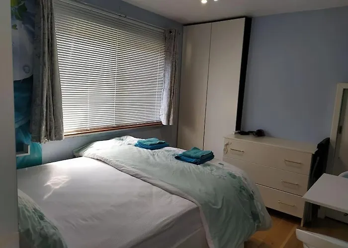 Double Ensuite Room, 1-minute Walk To Bus Stop Privatunterkunft