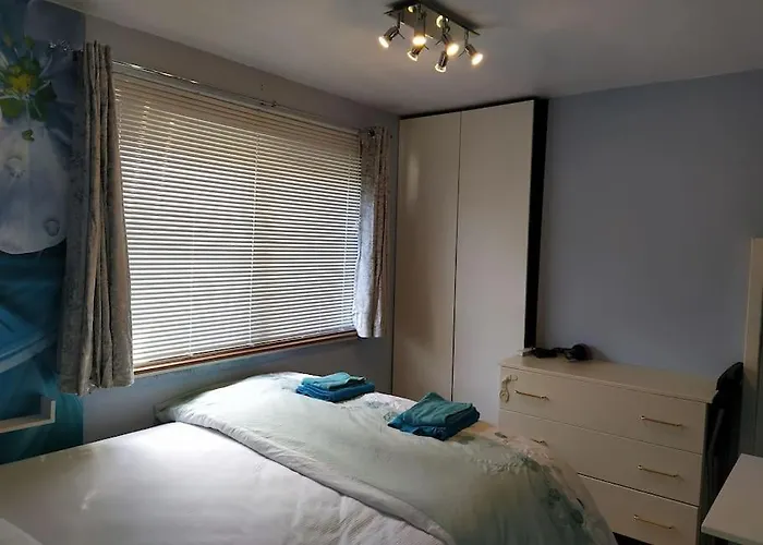 Double Ensuite Room, 1-minute Walk To Bus Stop * Edinburgh