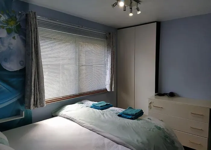 Double Ensuite Room, 1-minute Walk To Bus Stop Edinburgh