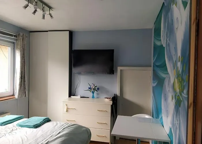 Double Ensuite Room, 1-minute Walk To Bus Stop Privatunterkunft