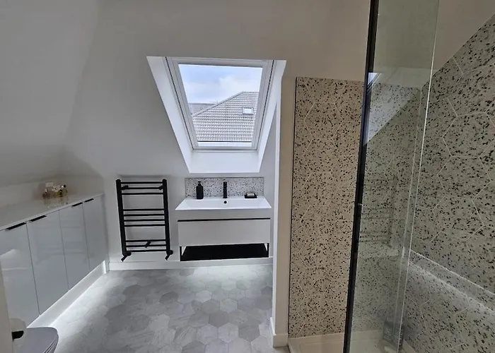 Kaimes Kip: Stylish Five Bedroom Дом отдыха *