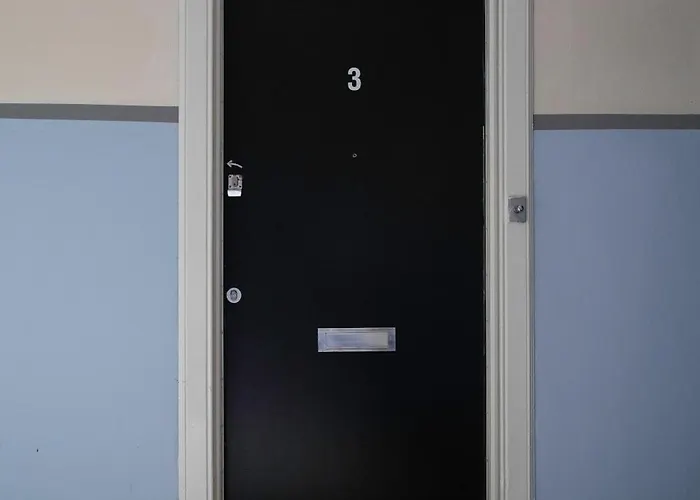 The Eden Apartment, Center