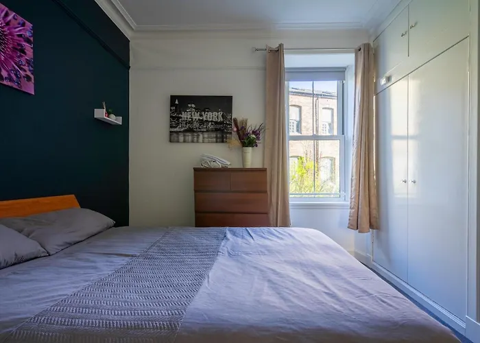 The Eden Apartment, Center