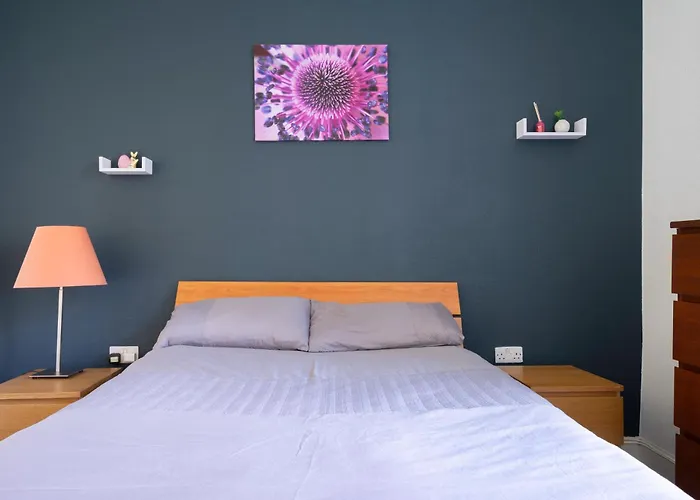 The Eden Apartment, Center