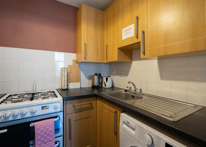 The Eden Apartment, Center