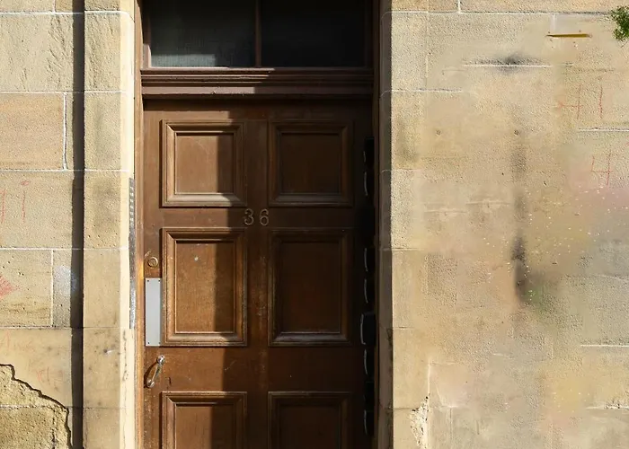 The Eden Apartment, Center