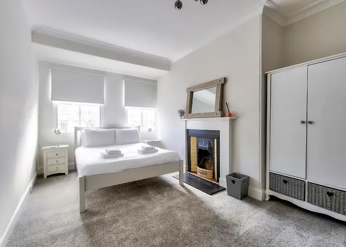 Apartament Modern Royal Mile 2 Bed Flat - Pass The Keys Edynburg