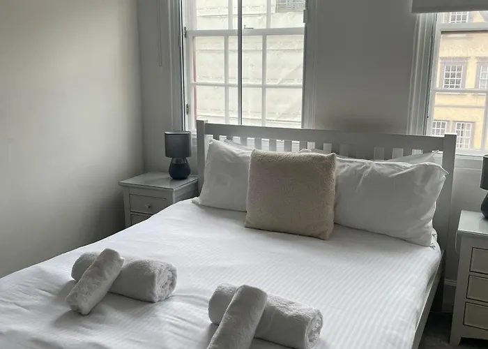 Modern Royal Mile 2 Bed Flat - Pass The Keys