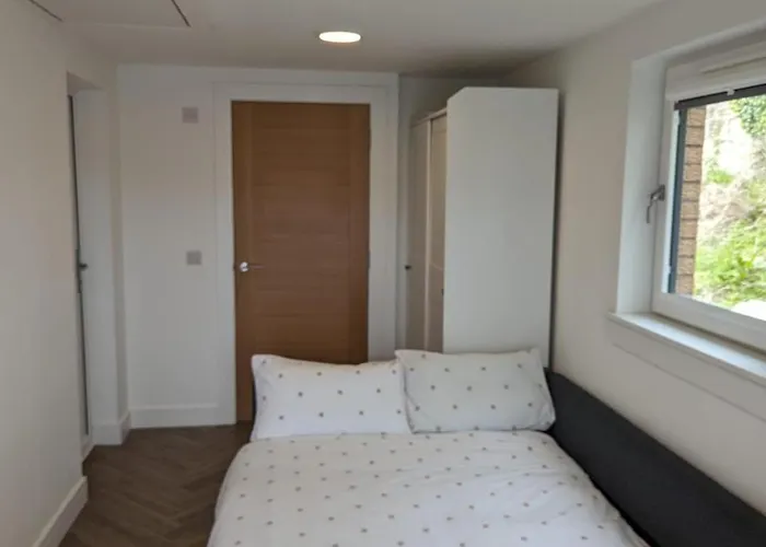 Alloggio in famiglia En-suite Double With Private Entrance