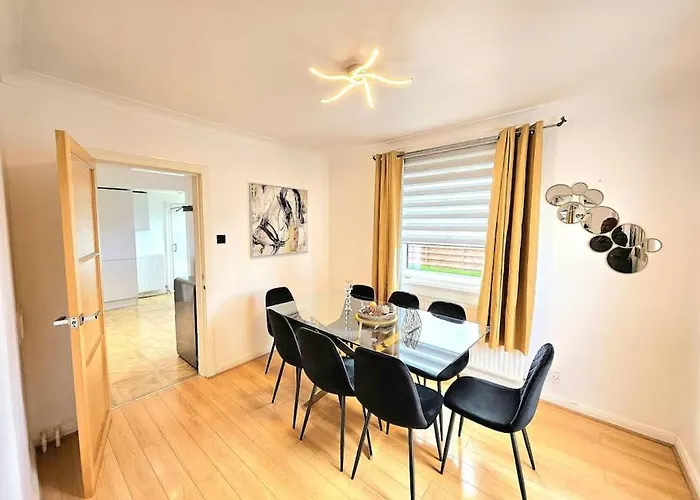 דירה 3 Bed House With 6 Beds By Sensational