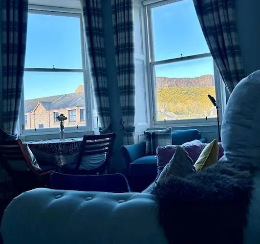 Edinburghs Arthurs Seat View *