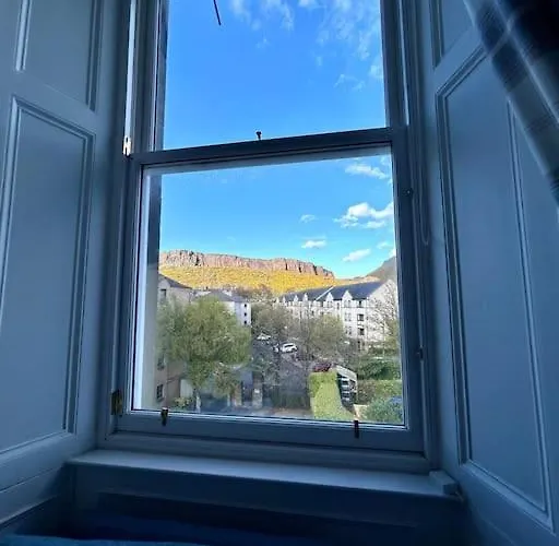 Edinburghs Arthurs Seat View *