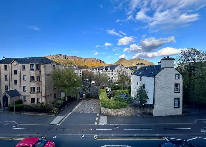 Edinburghs Arthurs Seat View *