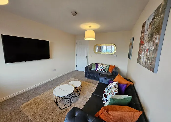 2 Bed Apt, 4 Beds With Parking *