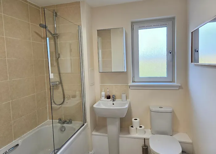Apartment 2 Bed Apt, 4 Beds With Parking *