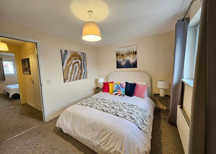 2 Bed Apt, 4 Beds With Parking *