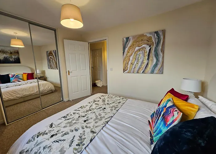 2 Bed Apt, 4 Beds With Parking Apartment