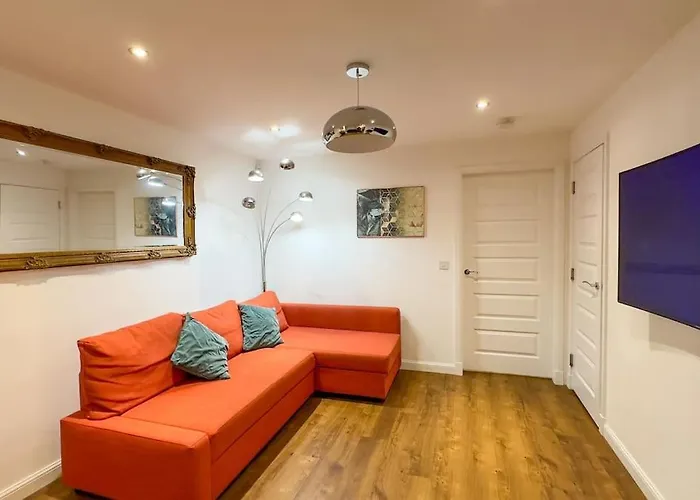 4 Bed Complete In Near Airport Сasa de vacaciones