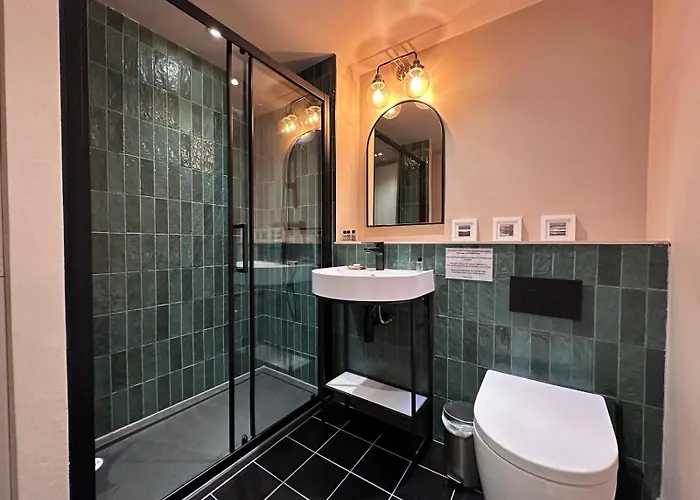 Open Plan 2 Bed Apt, Near Castle *