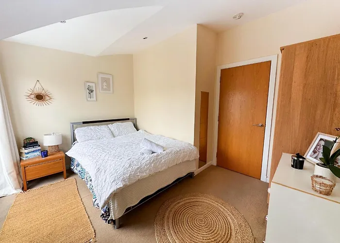 Arthurs Penthouse - Central Leith Walk 2-storey - Free Parking & Fast Wifi Apartment *