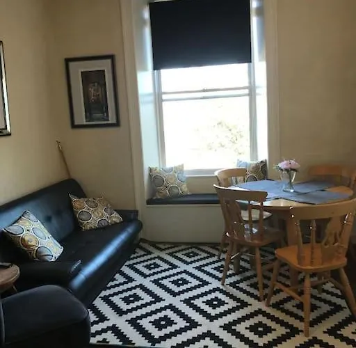 3 Bedrooms For Upto 6 Apartment
