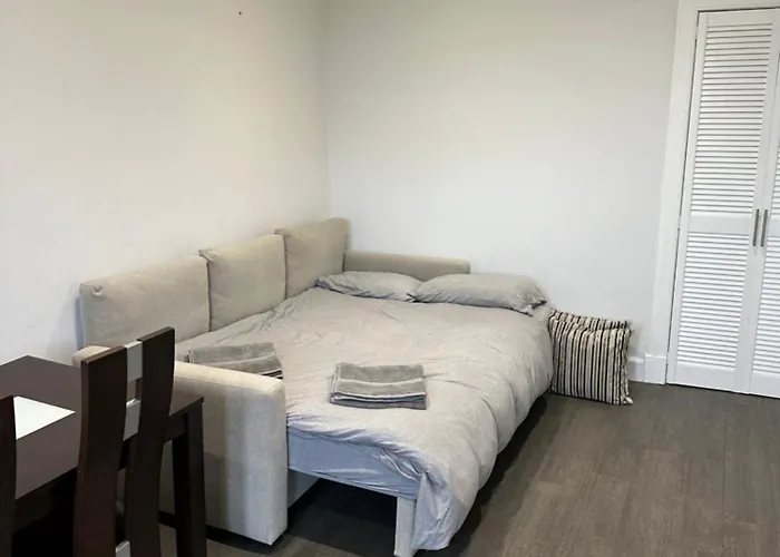Beautiful Flat Close To Centre דירה אדינבורו