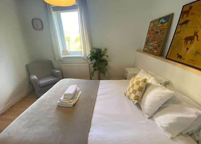 2 Bed With Garden Near Centre & Beach, Free Parking