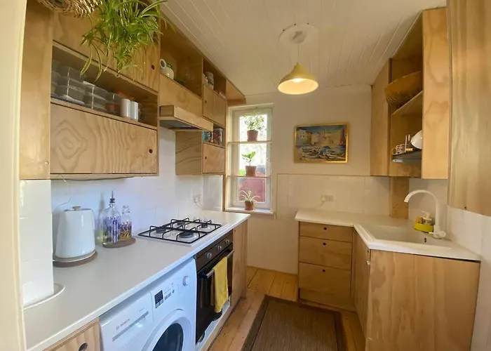 2 Bed With Garden Near Centre & Beach, Free Parking דירה