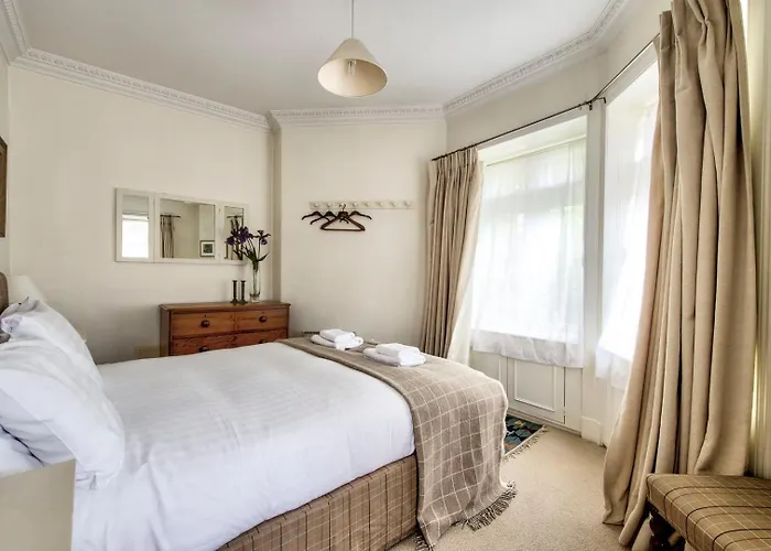 Feriehus Guestready - Classic Charm Near Holyrood Park Edinburgh
