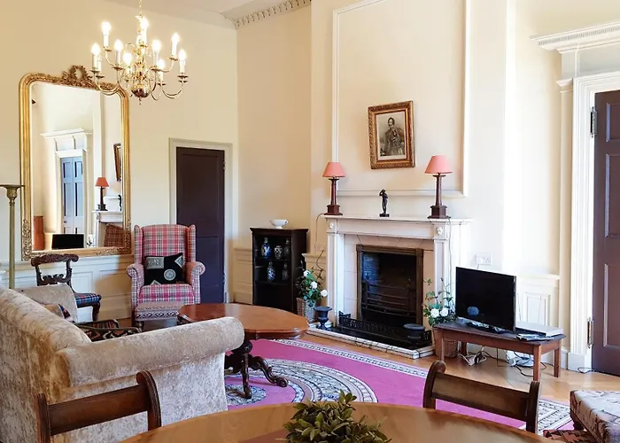 Spacious 2-bedroom Georgian Edimburgo
