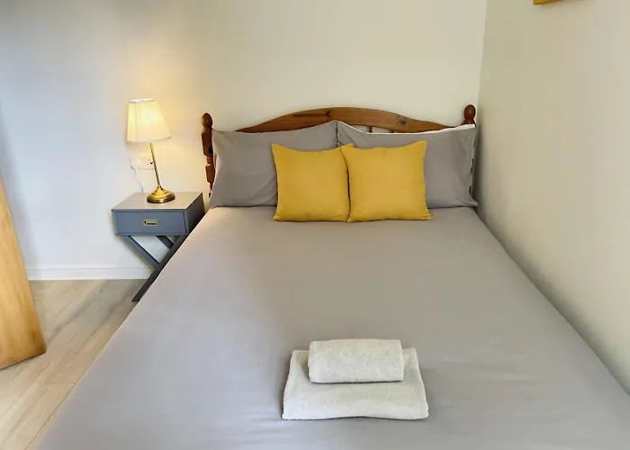 15 Mins To Princes Street Spacious Lakeside With Free Parking דירה *