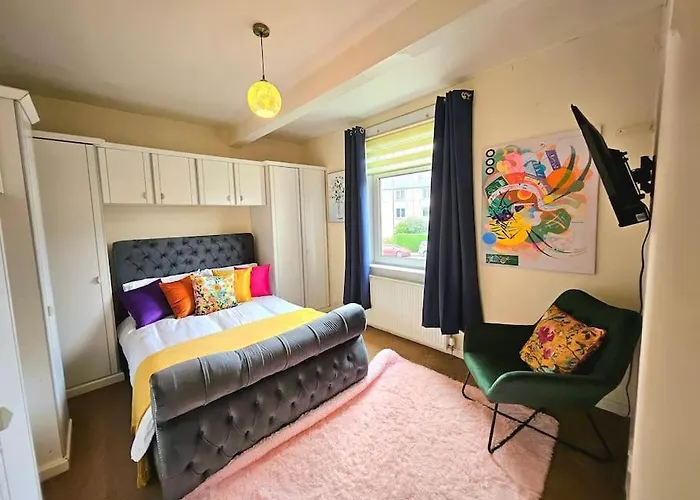 2 Bed With 4 Beds & Parking *