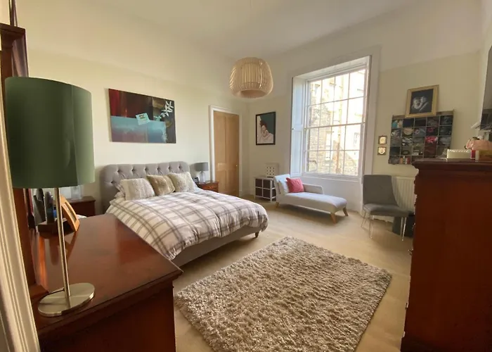 Georgian 4 Bedroom 3 Bathroom New Town