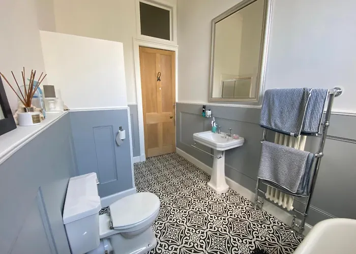 Apartment Georgian 4 Bedroom 3 Bathroom New Town *