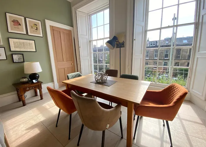 Georgian 4 Bedroom 3 Bathroom New Town Apartment Edinburgh