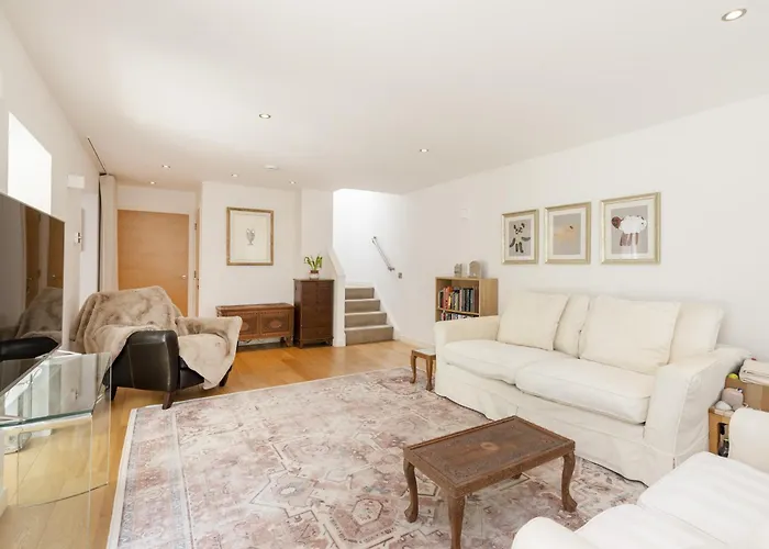 Apartman Stylish 3-bedroom 2-storey House With Patio And Balcony Near Princes Street Edinburgh