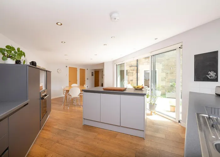 Stylish 3-bedroom 2-storey House With Patio And Balcony Near Princes Street Apartman *