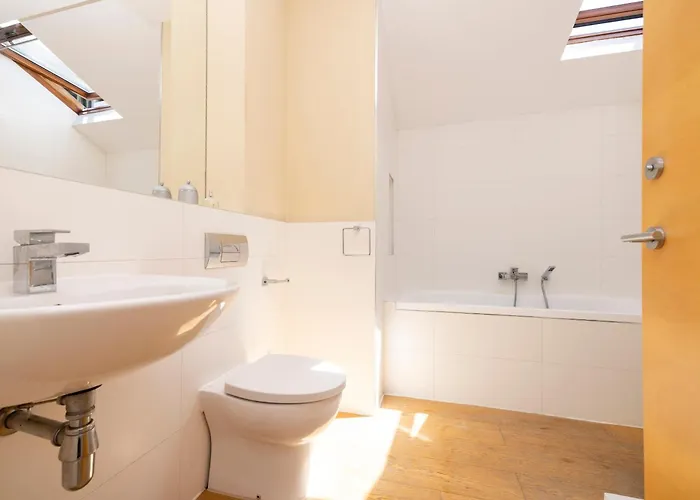 Stylish 3-bedroom 2-storey House With Patio And Balcony Near Princes Street *