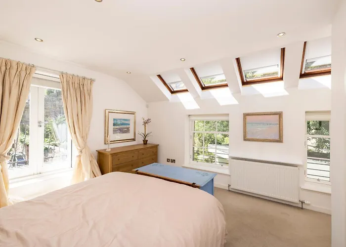 Stylish 3-bedroom 2-storey House With Patio And Balcony Near Princes Street Edinburgh