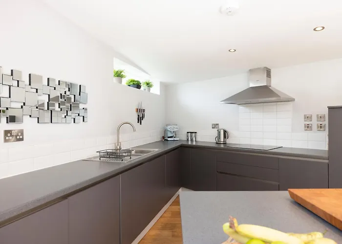 Apartman Stylish 3-bedroom 2-storey House With Patio And Balcony Near Princes Street *