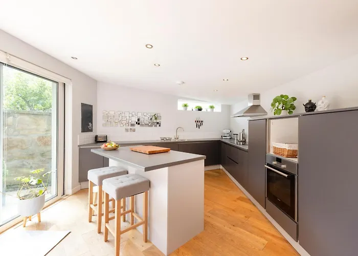 Stylish 3-bedroom 2-storey House With Patio And Balcony Near Princes Street Edinburgh