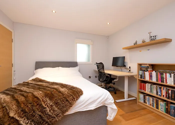 Stylish 3-bedroom 2-storey House With Patio And Balcony Near Princes Street Apartman