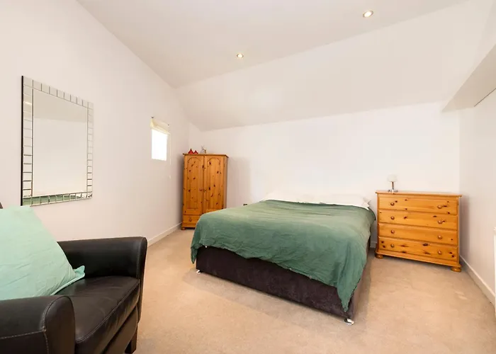 Apartman Stylish 3-bedroom 2-storey House With Patio And Balcony Near Princes Street