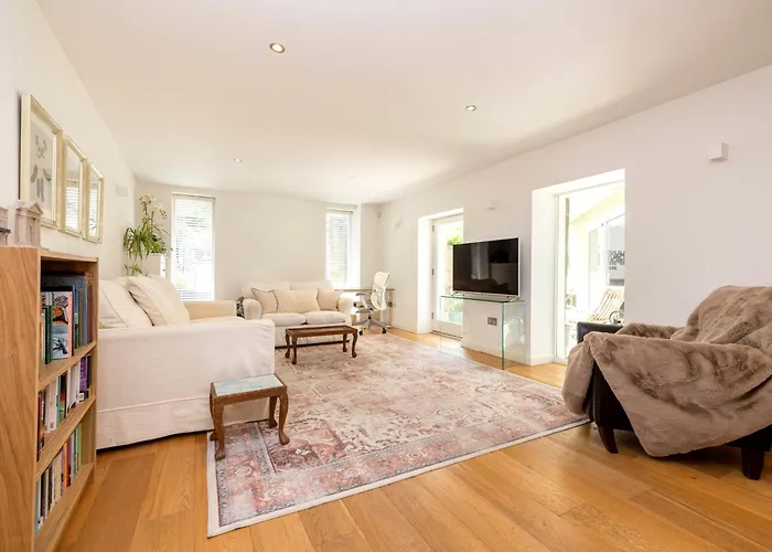 Stylish 3-bedroom 2-storey House With Patio And Balcony Near Princes Street