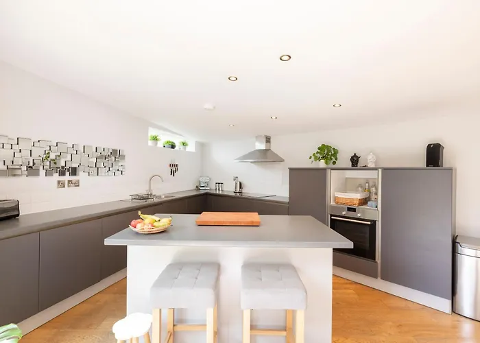 Apartman Stylish 3-bedroom 2-storey House With Patio And Balcony Near Princes Street