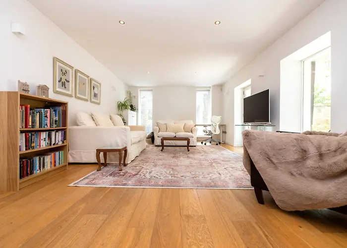 Stylish 3-bedroom 2-storey House With Patio And Balcony Near Princes Street *