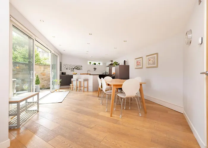 Stylish 3-bedroom 2-storey House With Patio And Balcony Near Princes Street * Edinburgh